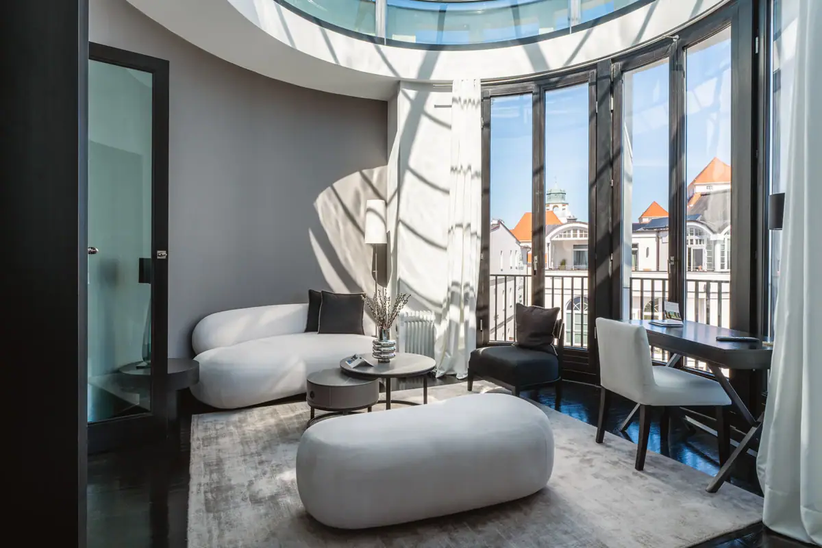 Aurora Suite Wohnzimmer mit Glasdecke und großem Fenster, ausgestattet mit Möbeln und einem Couchtisch.