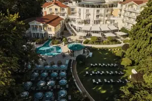 Vista aerea di un edificio con due piscine