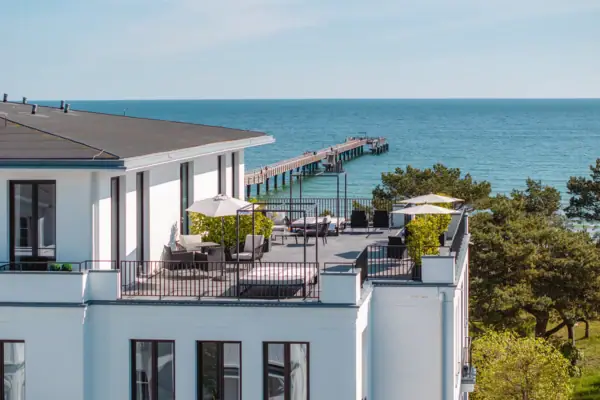 Ein Gebäude mit Anlegestelle und Bäumen.