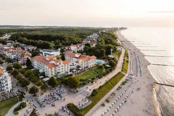 Das A-ROSA Ostseehotel Kühlungsborn am Strand mit Bäumen aus der Vogelperspektive.