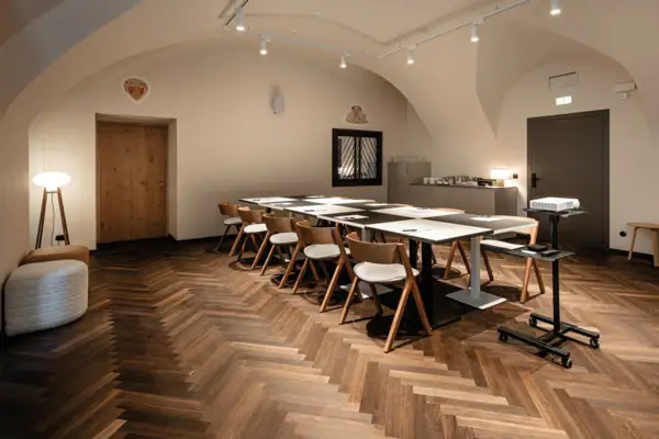 Una stanza con un tavolo e sedie.