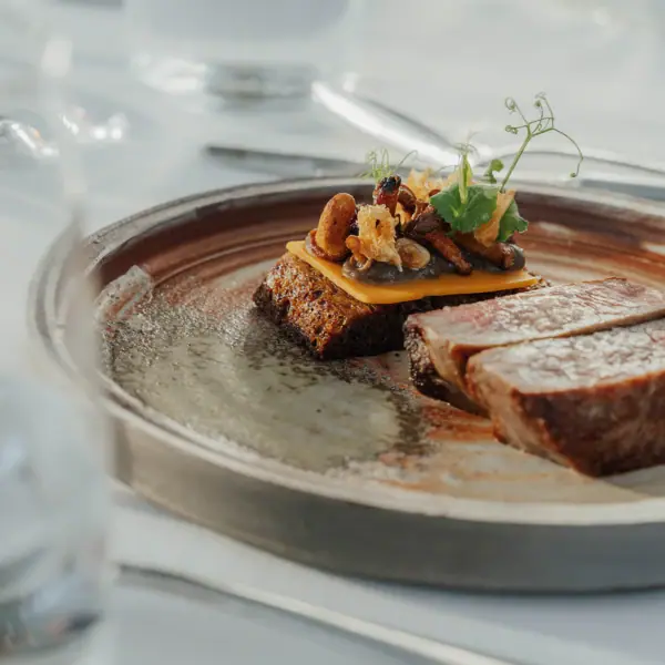 Un piatto di cibo su un tavolo.