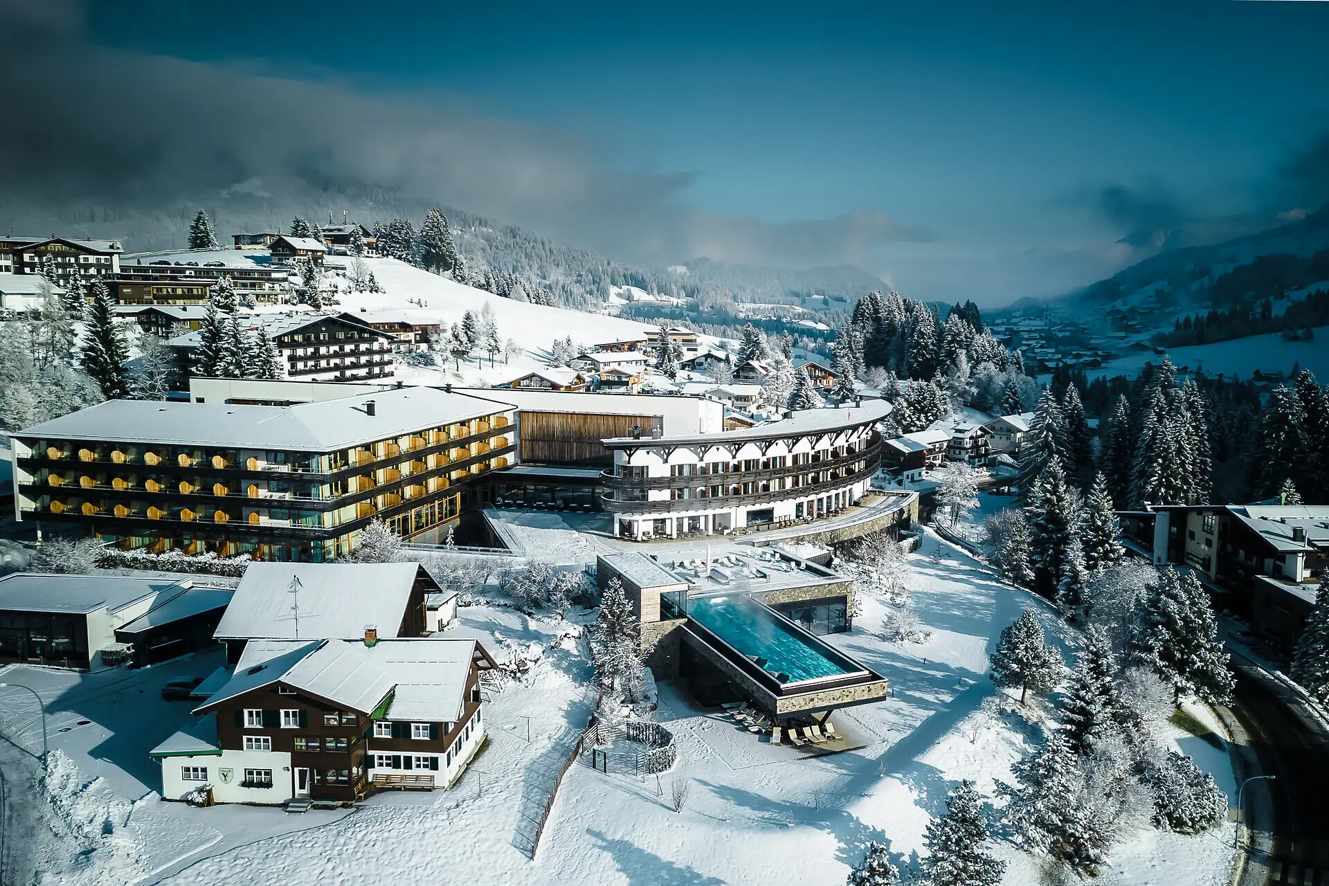 Ifen Hotel Kleinwalsertal Paesaggio innevato con edifici e alberi.
