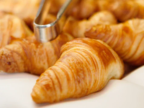 Primo piano di un croissant, un prodotto da forno gustoso e sfizioso.