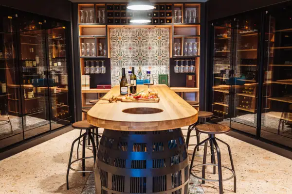 Bistro-Pizzeria & Enoteca dell’Hotel A-ROSA Lago di Garda Bistro-Pizzeria & Enoteca dell’Hotel A-ROSA Lago di Garda con vini pregiati e pizza al forno