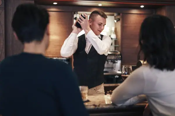 Barkeeper mix einen Cocktail zusammen