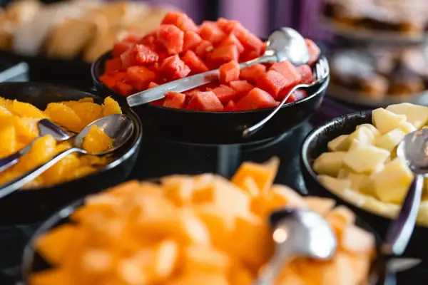 Eine Gruppe von Schalen mit Obst.