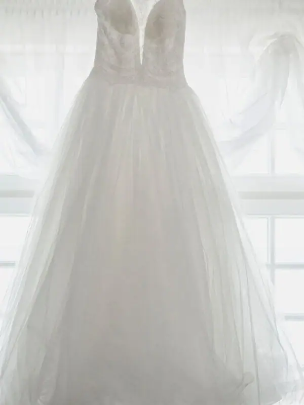 Abito da sposa su un'altalena.