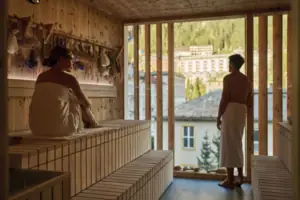 Un uomo e una donna in una sauna.