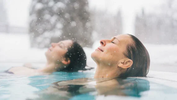 Donna in piscina con gli occhi chiusi.