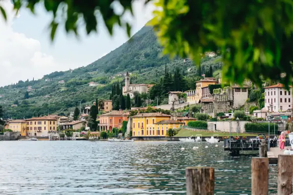 Veduta panoramica della città di Salò con case storiche affacciate sul lago.