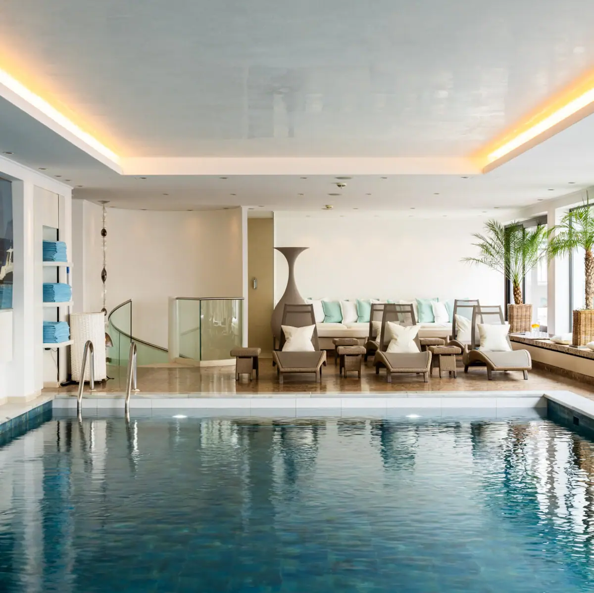 L'area benessere dell'A-ROSA Zürs, con piscina e un design raffinato.