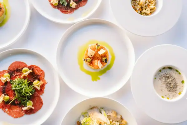 Tisch mit Speisen Eine Gruppe von Tellern mit verschiedenen Speisen.