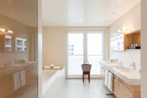 Bagno con vasca e lavabo