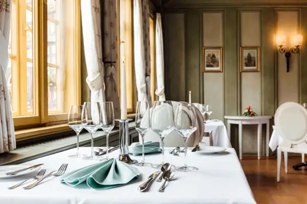 Un tavolo con bicchieri e posate.