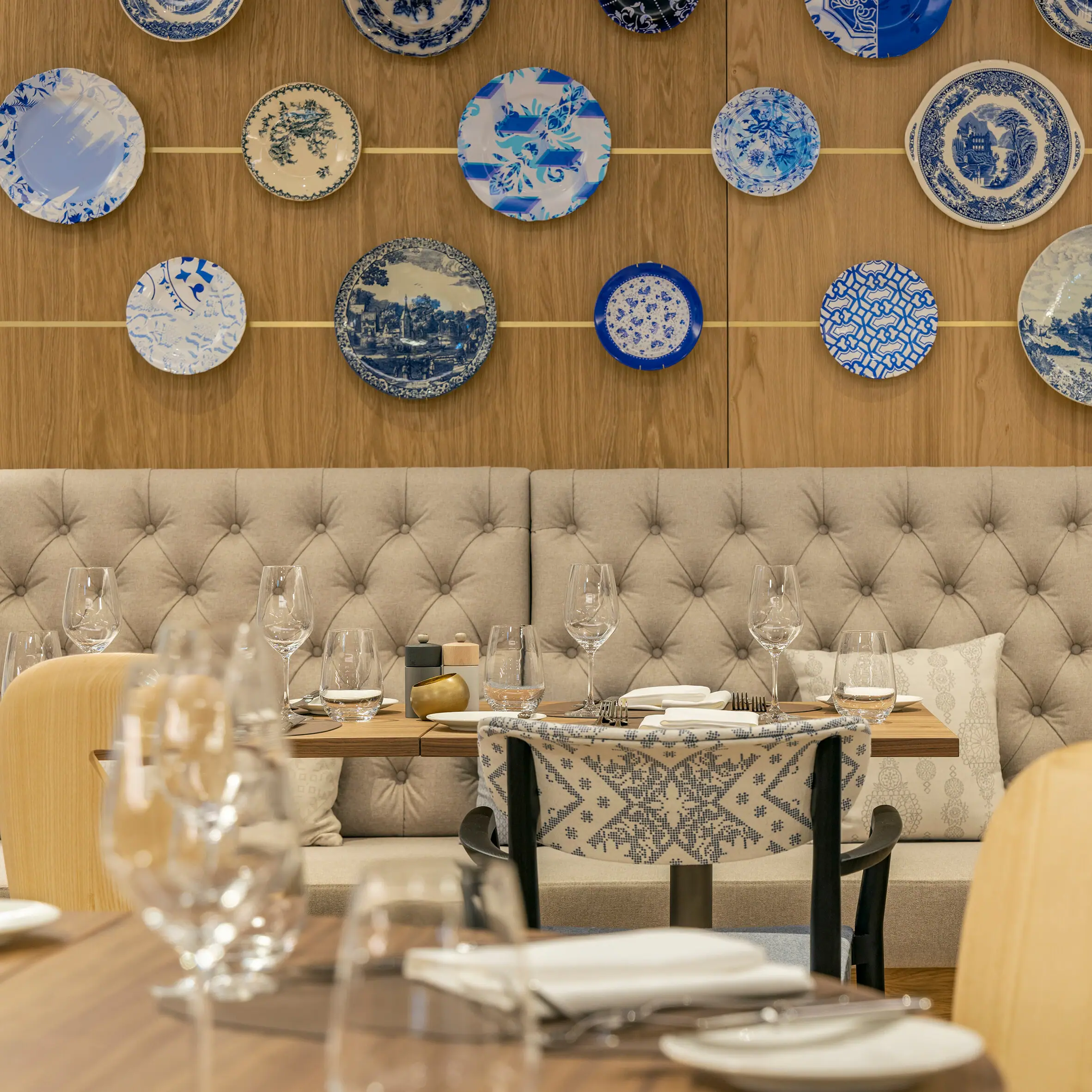 Un ristorante con piatti blu e bianchi appesi alla parete.