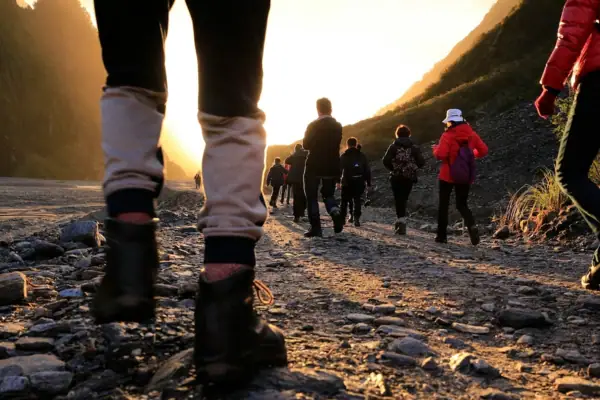 Wandern Eine Gruppe von Menschen wandert auf einem felsigen Pfad.