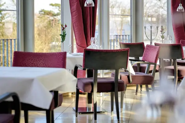 Un ristorante con tavoli e sedie.