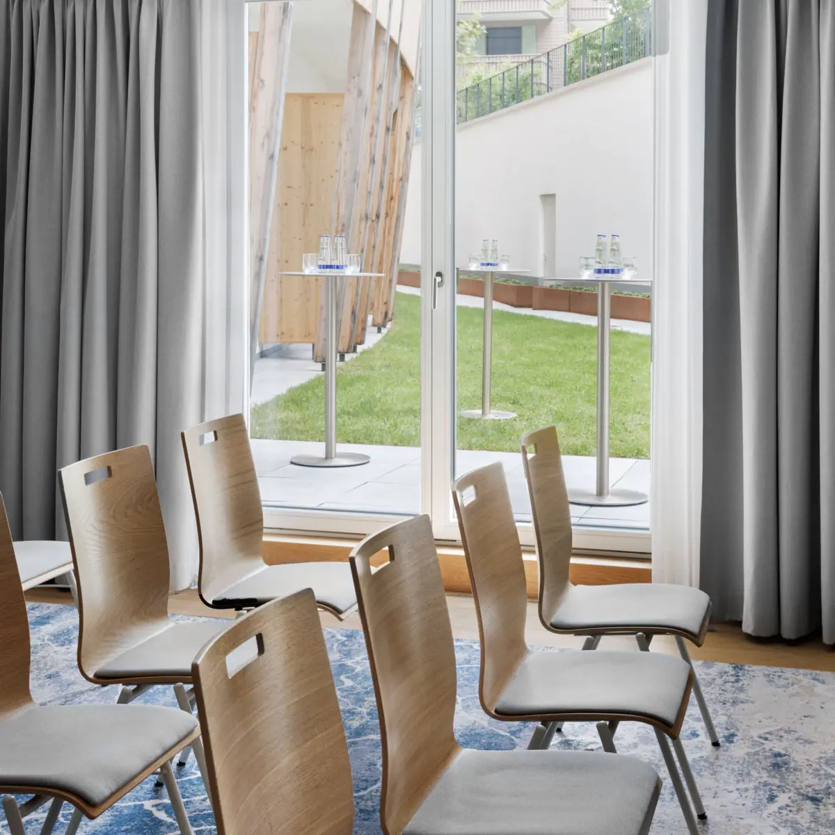 Sala conferenze A-ROSA Tegernsee Terrazza Una sala riunioni presso l'A-ROSA Tegernsee dotata di terrazza.
