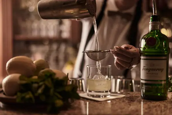 Barkeeper beim Zubereiten eines Drinks in der Bar Rondo