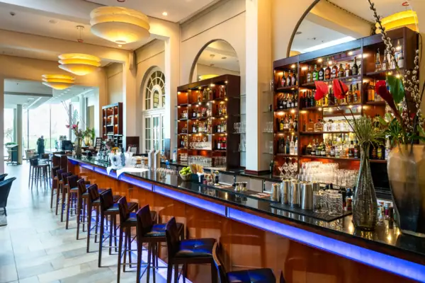 Eine Bar mit Regalen voller Spirituosen und Flaschen.