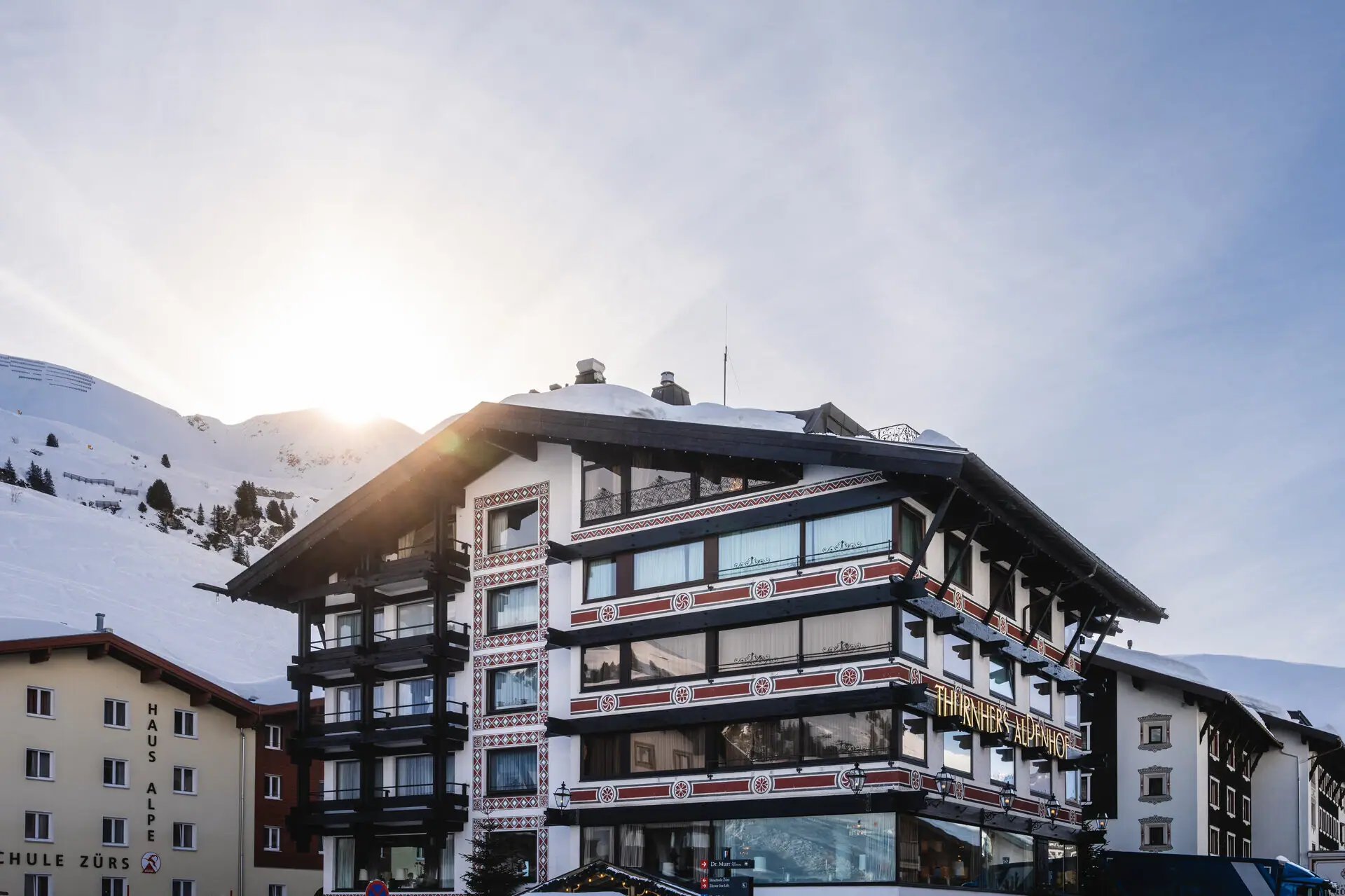 Thurnher’s Alpenhof Edificio con neve sul tetto.