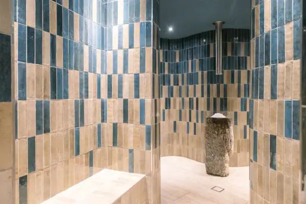 Doccia con ceppo di pietra.