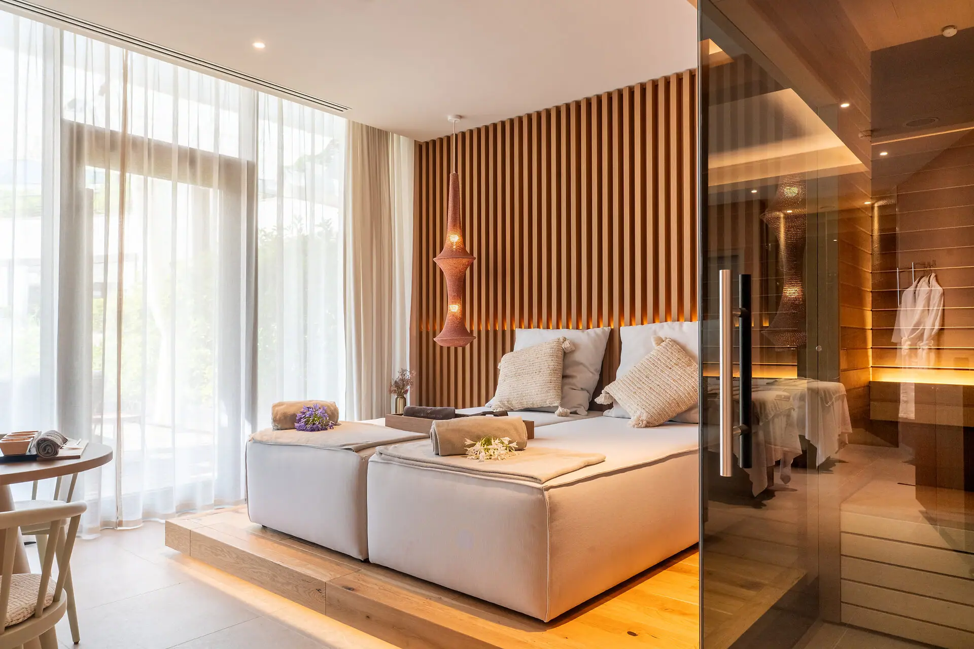 Camera con letto e porta finestra.