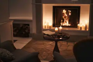 Un tavolo con candele e un libro.