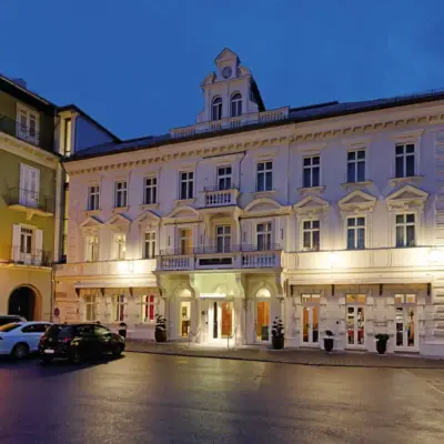 Un edificio con la facciata illuminata di notte.