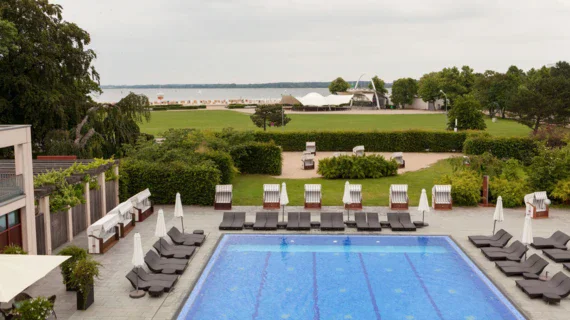 La vista dall'A-ROSA Travemünde con vista sulla piscina esterna, sulla spiaggia e sul lungomare.