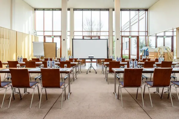 Loft per conferenze Una stanza con scrivanie e sedie.