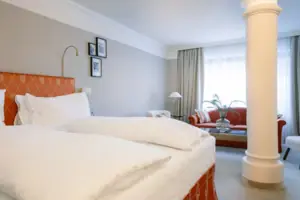 Una camera con un letto e un divano.