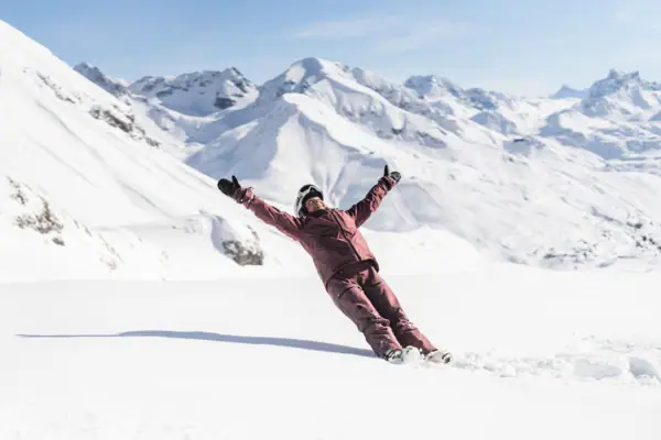 Person auf einem Snowboard im Schnee