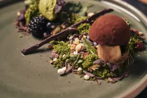 Un piatto con un piatto di funghi e frutti di bosco.