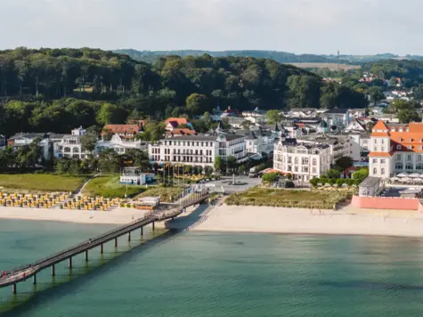 Ponte su uno specchio d'acqua con edifici e alberi circostanti.