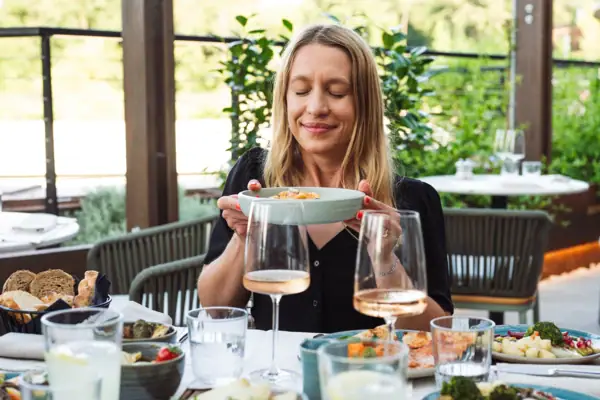 Donna che tiene in mano una ciotola di cibo.