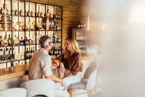 Bar Un uomo e una donna sono seduti al bancone di un bar.