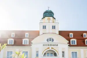 Un edificio con una cupola in cima.
