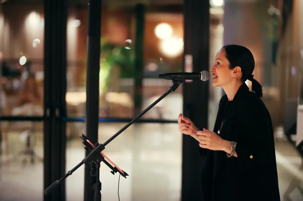cantante Una donna che parla al microfono.