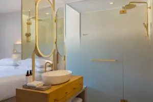 bagno aperto Bagno con lavabo e doccia