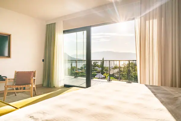 Zimmer Ein Zimmer mit einem Bett und einem Balkon mit Blick auf das Meer.