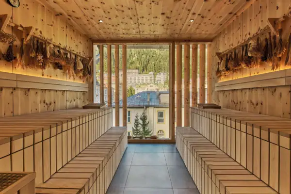 Una sauna con panche in legno e finestra.