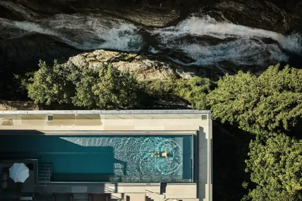 Persona che nuota in una piscina all'aperto.