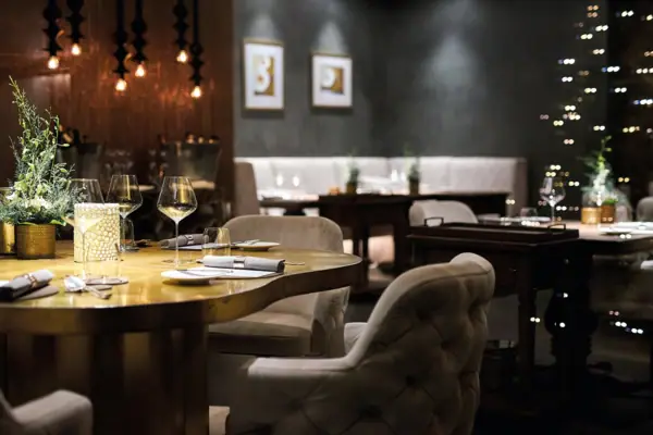 Illuminazione natalizia dei ristoranti della Kleinwalsertal Un ristorante con tavoli e sedie.