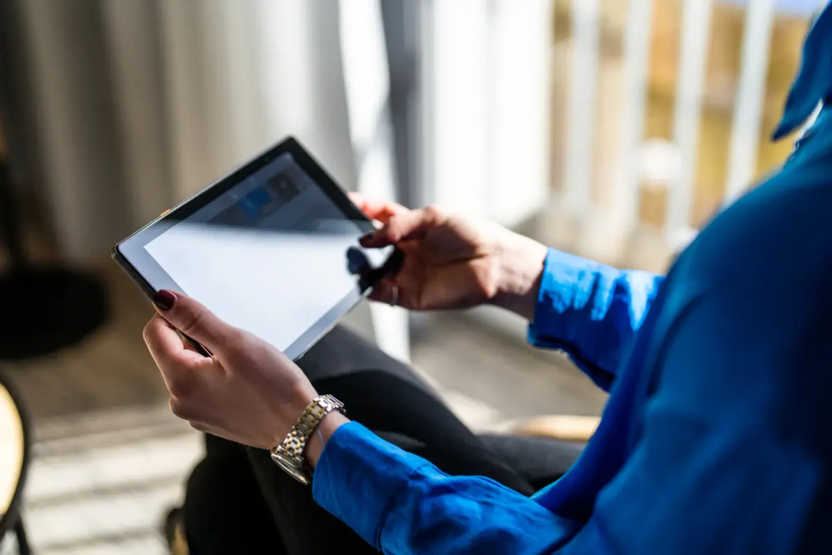 Frau liest am Tablet