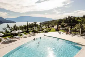 Ein Pool mit Wasser und umgebenden Bäumen.