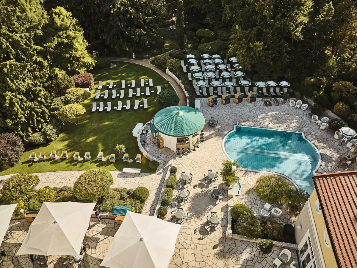 SPA-ROSA Heringsdorf Una piscina con sedie a sdraio nel giardino dello SPA-ROSA di Heringsdorf.