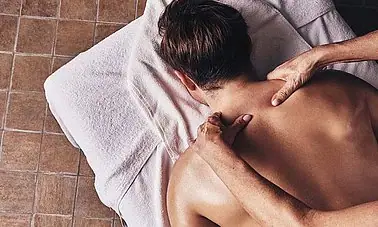 Wellenrauschen Ein Mann erhält eine Rückenmassage.