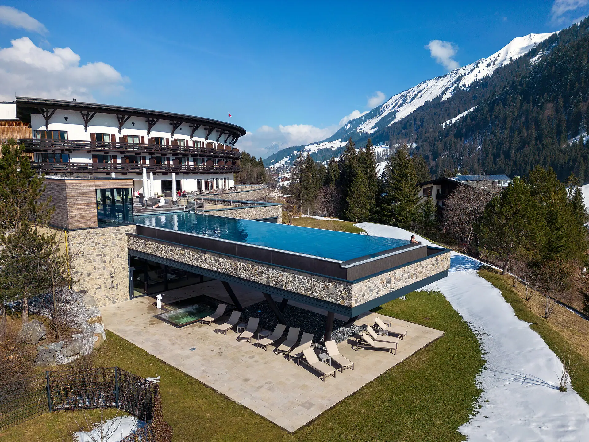 Una piscina all’interno di un edificio con una montagna sullo sfondo.